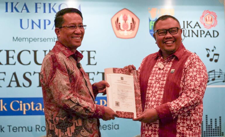 Ika Fikom Unpad Resmi Berbadan Hukum, Terima SK AHU dari Menkum Langsung!
