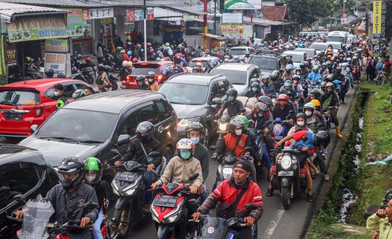 Kemacetan di Puncak, Bogor, Jawa Barat. (ANTARA FOTO/YULIUS SATRIA WIJAYA)