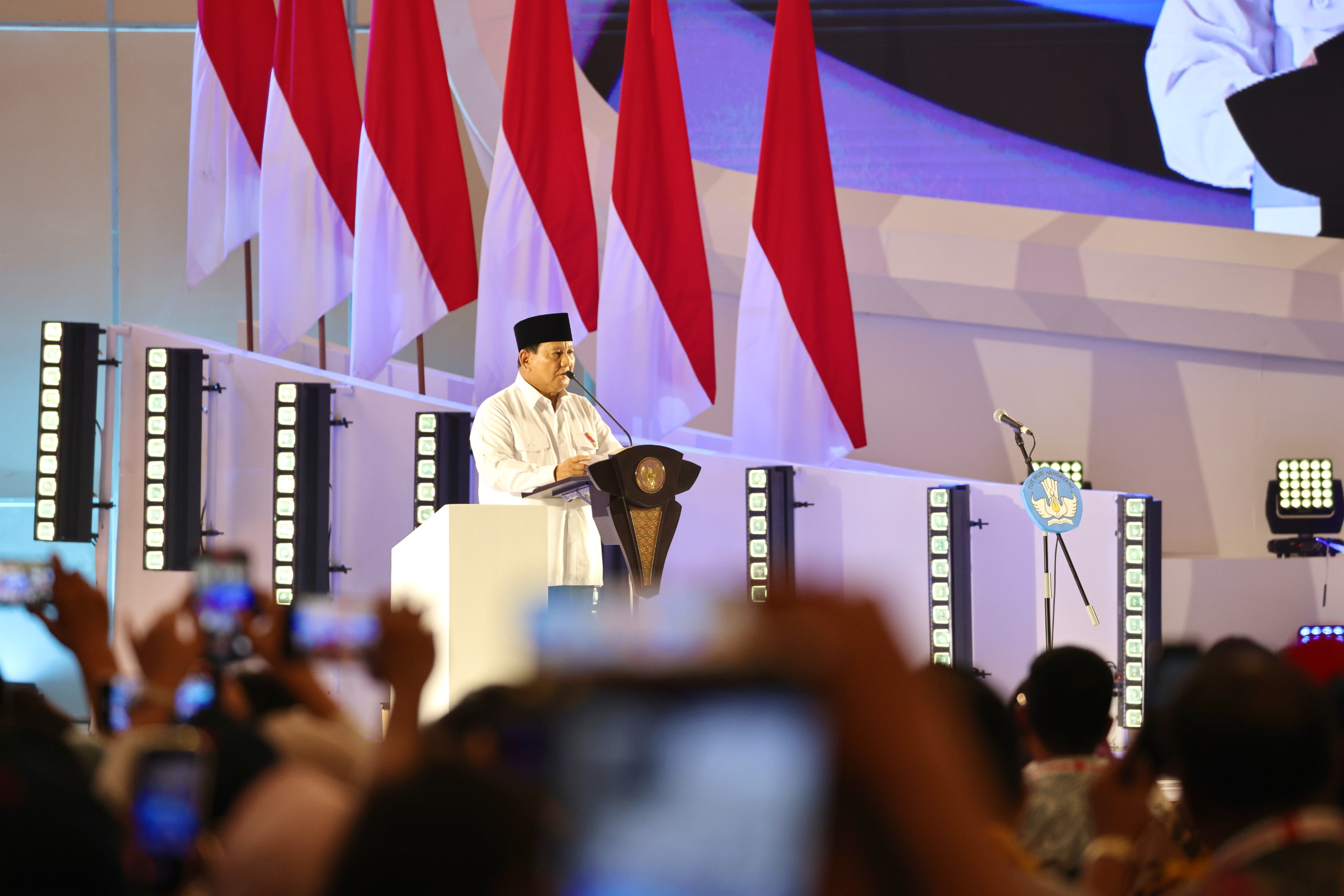 Umumkan Kenaikan Gaji Guru ASN dan Honorer, Tangis Haru Prabowo Tak Terbendung