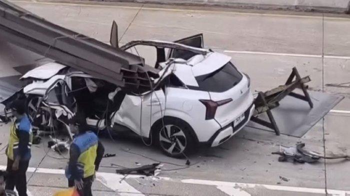 Kecelakaan di Tol Desari: Mobil Mitsubishi XForce Tertimpa Muatan Pelat Besi