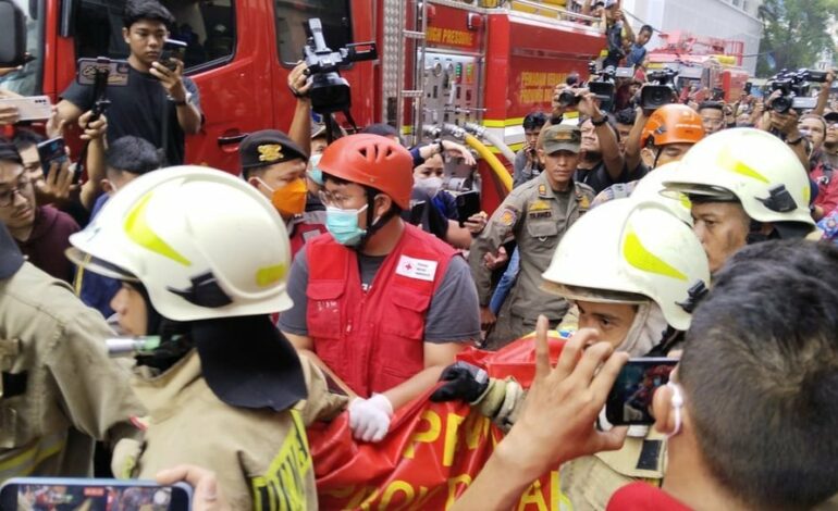 Enam Korban Tewas Ditemukan di Lokasi Kebakaran Glodok Plaza