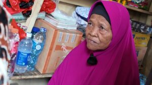 Kisah Tumina: Jaga Warung, Hidup Sehat dan Bebas Utang