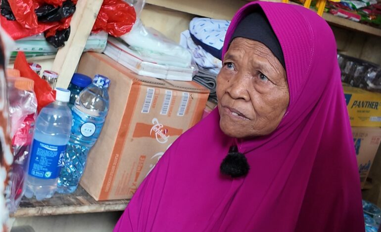 Kisah Tumina: Jaga Warung, Hidup Sehat dan Bebas Utang