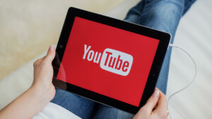 Hilangnya Akun YouTube Tokoh Publik Usai Bahas Politik: Ancaman bagi Demokrasi?