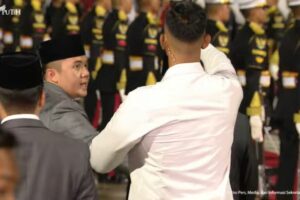 Mayor Teddy Viral, Tegur Paspampres yang Payungi Prabowo Saat Hujan