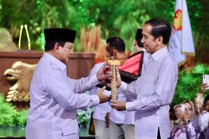 Prabowo Beri Jokowi Keris di HUT Gerindra, Apa Artinya?