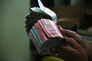 Rupiah Terus Melemah, Dekati Rp 17.000 per Dolar AS