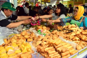 Fenomena Berburu Tajil yang Kian Diminati Masyarakat Sembari Menunggu Berbuka Puasa
