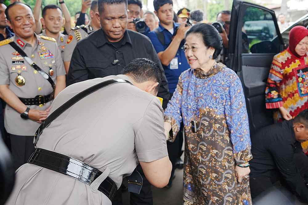 Kapolri Cium Tangan Megawati di Acara Ulang Tahun Istri Hoegeng