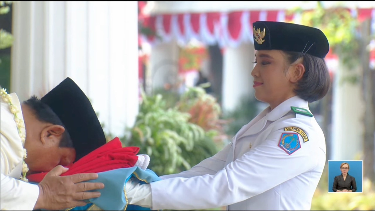 Khidmat Upacara Proklamasi di Istana Merdeka, Prabowo Cium Bendera Merah Putih