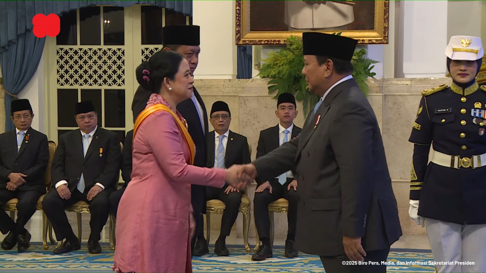 Prabowo Anugerahkan Tanda Kehormatan RI kepada 117 Tokoh, Ada Puan hingga Haji Isam