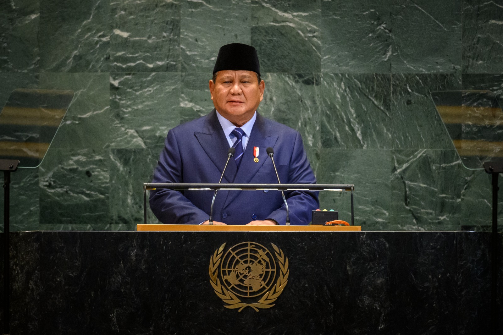 Prabowo Pantau Kasus Keracunan MBG dari Luar Negeri dan Siap Panggil Kepala BGN