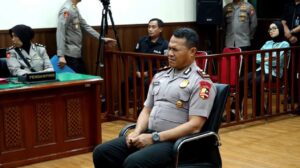 Diberhentikan Tak Hormat Karena Melindas Affan, Kompol Cosmas Tak Kuasa Menahan Tangis