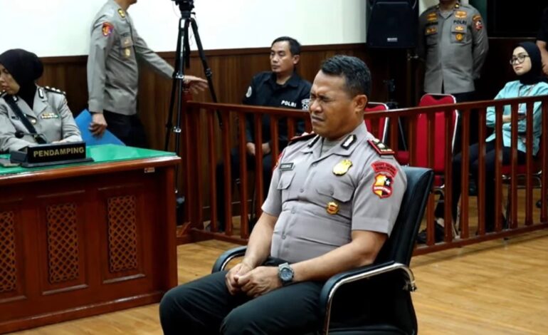 Diberhentikan Tak Hormat Karena Melindas Affan, Kompol Cosmas Tak Kuasa Menahan Tangis