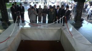 Pimpin Upacara Hari Kesaktian Pancasila, Prabowo dan Gibran Berdoa di Depan Sumur Lubang Buaya