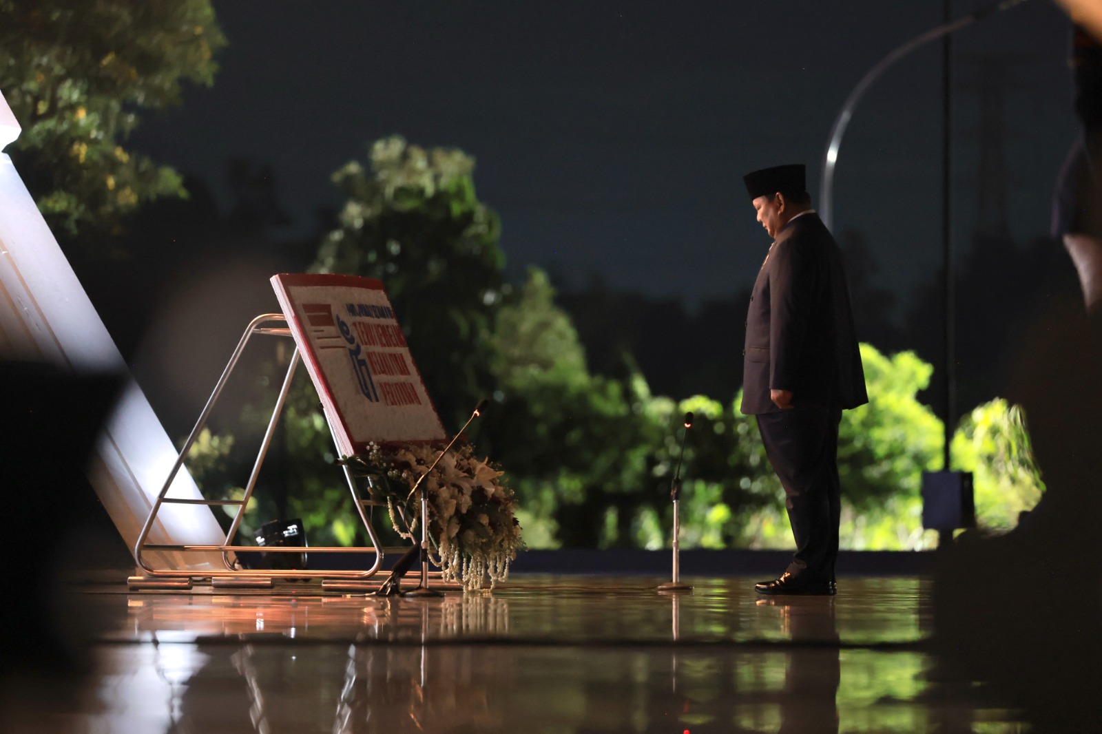 Prabowo Pimpin Renungan Suci di TMP Kalibata: Jangan Pernah Lupakan Jasa Para Pahlawan