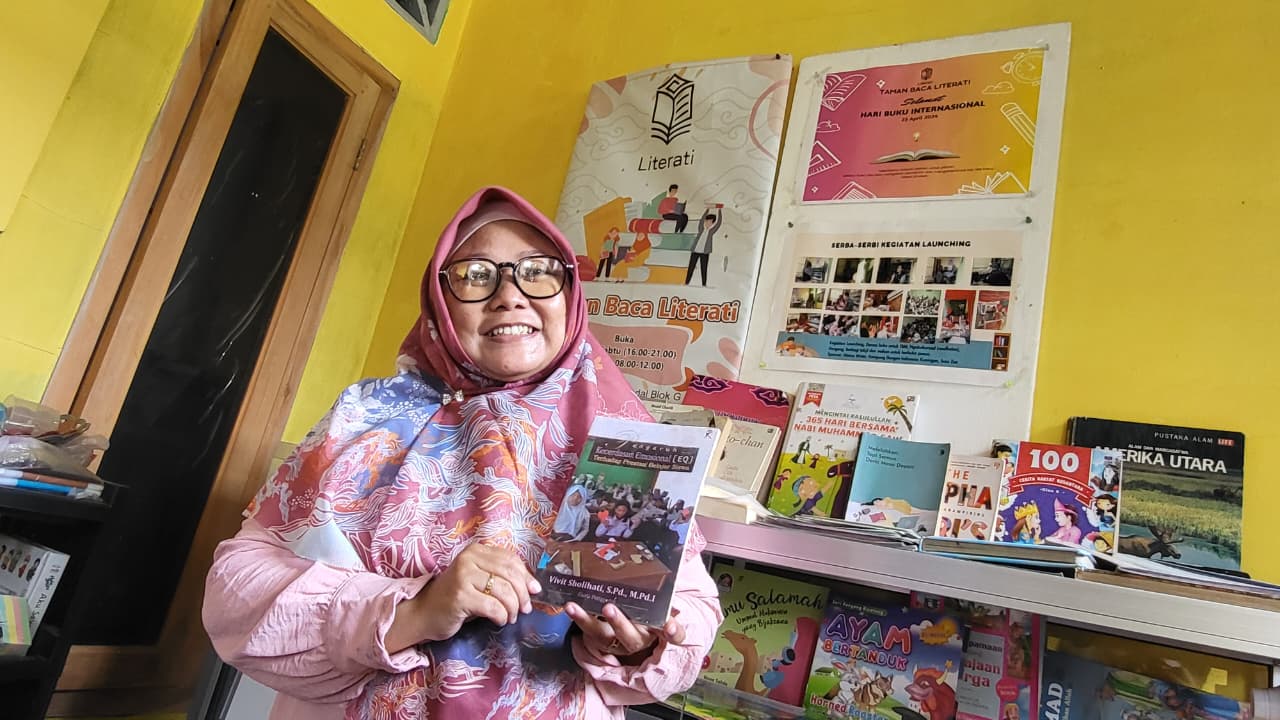 Inspiratif, Komunitas K-Pop Salurkan Bantuan ATK ke Taman Baca Literati Cirebon