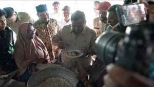 Prabowo Cicipi Masakan Pengungsi Saat Tinjau Posko di Aceh