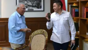 Kala Seskab Teddy Kaget Basuki Hadimuljono Masih Pakai HP Jadul….
