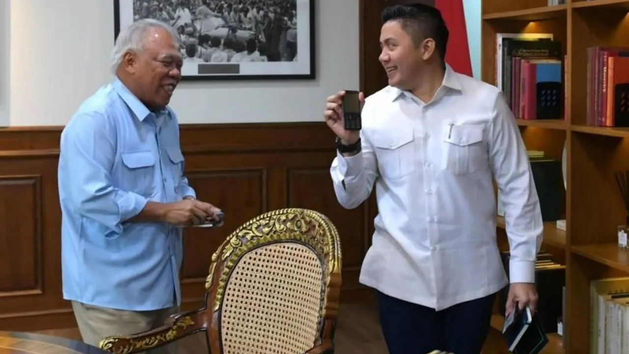Kala Seskab Teddy Kaget Basuki Hadimuljono Masih Pakai HP Jadul….