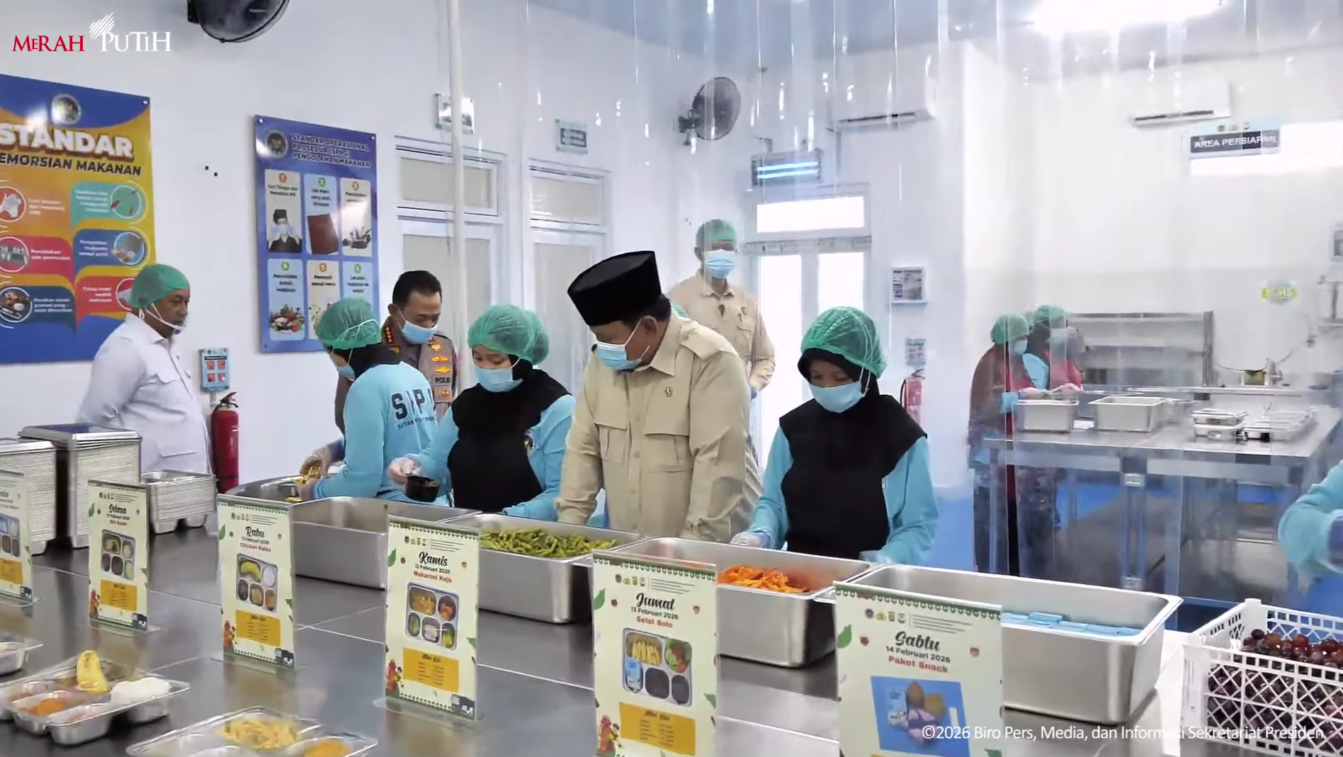 Tinjau SPPG Polri, Prabowo Instruksikan MBG Disajikan Hangat