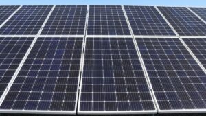 Efek Perang Iran, Inggris Wajibkan Panel Surya dan Pompa Panas di Semua Rumah Baru