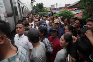 Saat Prabowo Bertekad Bangun Hunian Layak usai Susuri Bantaran Rel KA Senen