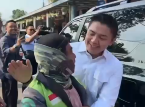 Momen Haru: Driver Ojol Menangis Saat Terima BHR dari Seskab Teddy