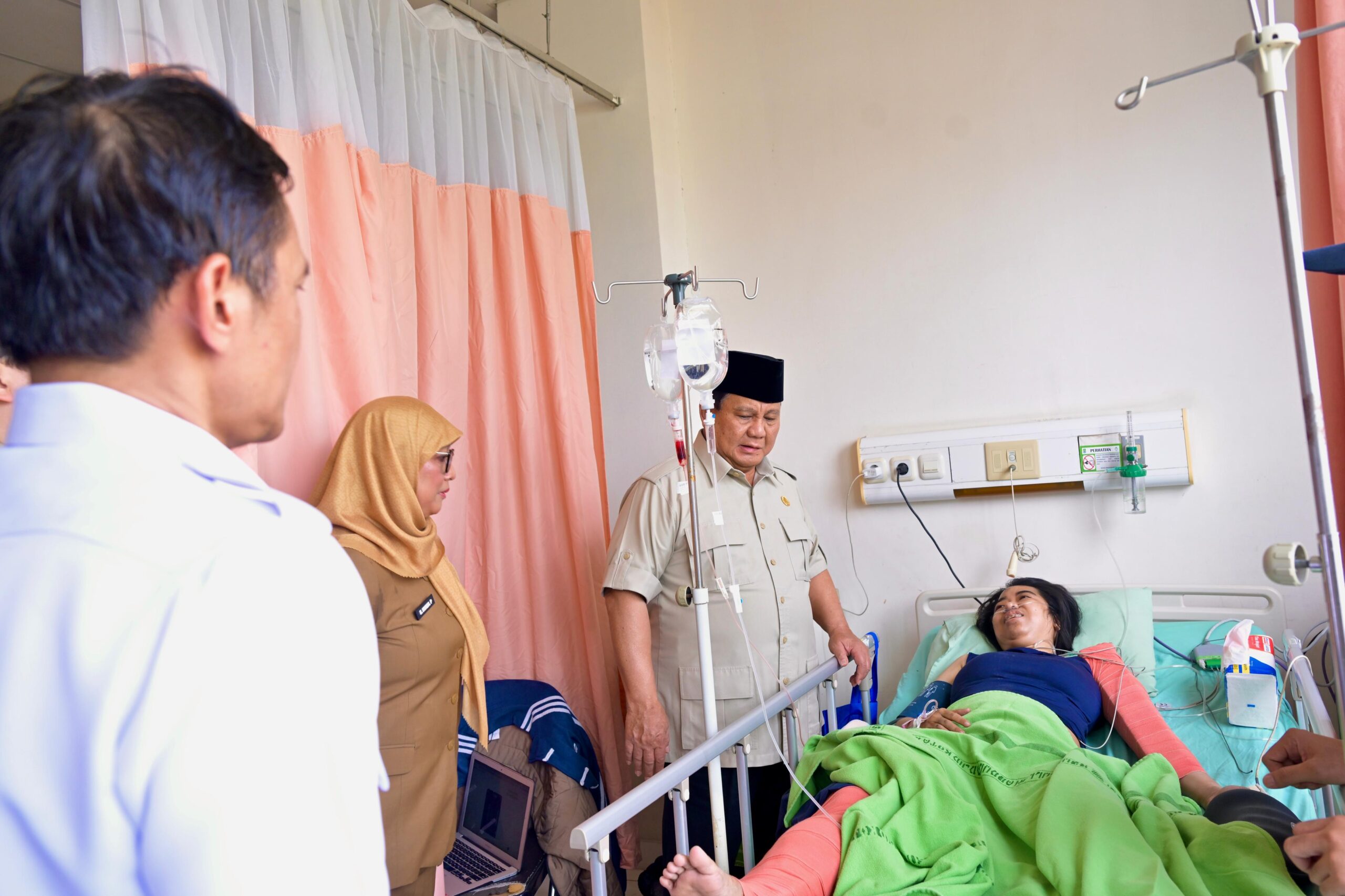Jenguk Korban Kecelakaan Kereta di RSUD Bekasi, Prabowo Sampaikan Belasungkawa