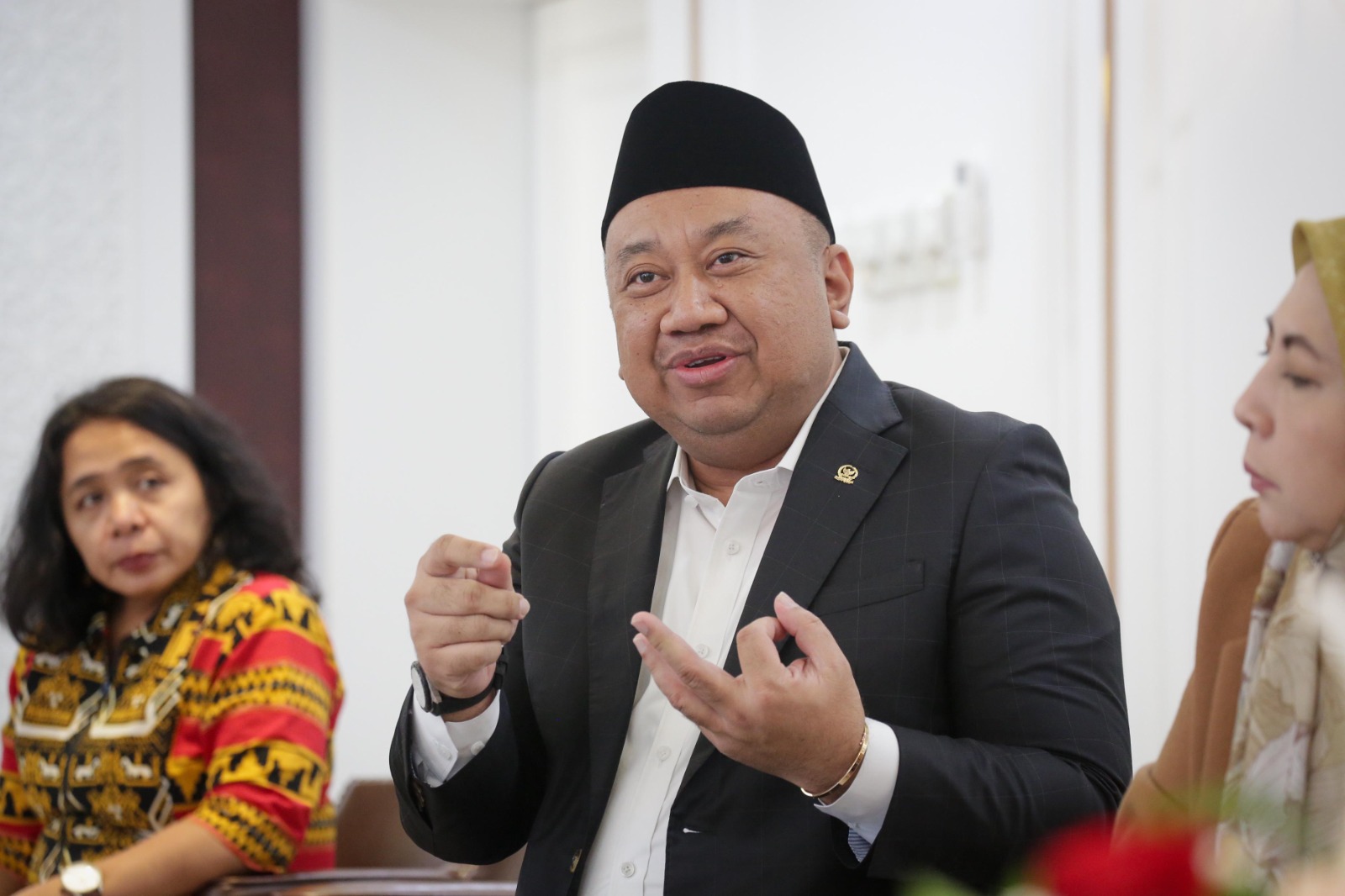Komisi X DPR Dorong Penghapusan Klasterisasi Status Guru demi Kesejahteraan
