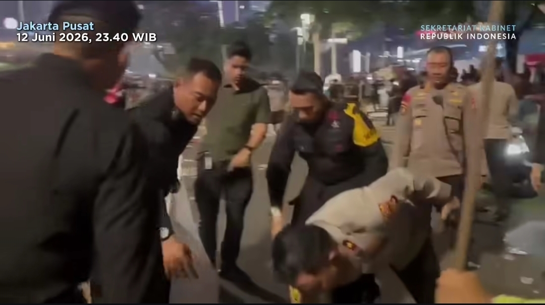 Saat Seskab Teddy Tunjukkan Aparat TNI-Polri “Bersih-bersih” usai Demo Mahasiswa