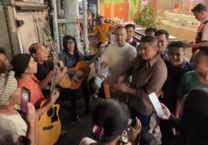 Saat Seskab Teddy dan Raffi Ahmad  Bernyanyi Bersama Pengamen di Tengah Kesibukan Mereka….