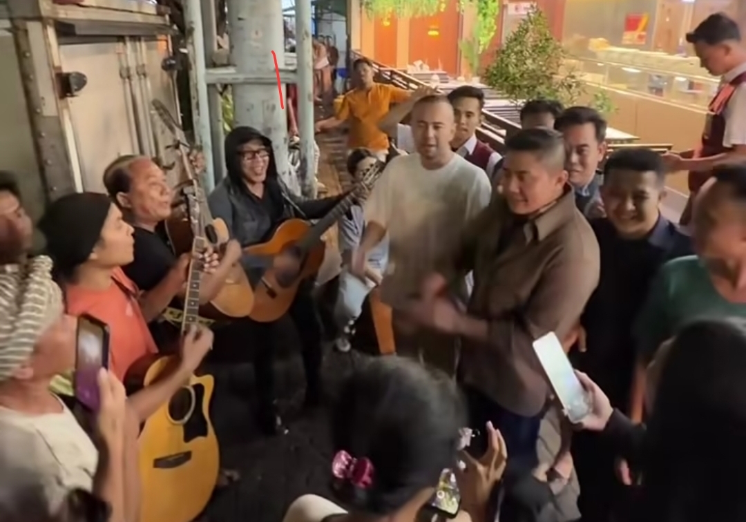 Saat Seskab Teddy dan Raffi Ahmad  Bernyanyi Bersama Pengamen di Tengah Kesibukan Mereka….