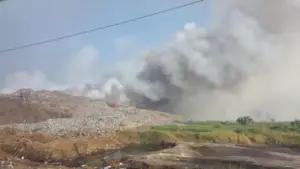 Sampah Menggunung, Damkar Sulit Jinakkan Api TPA Jatiwaringin Tangerang