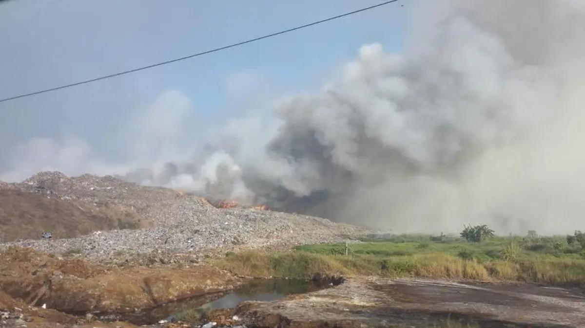 Sampah Menggunung, Damkar Sulit Jinakkan Api TPA Jatiwaringin Tangerang