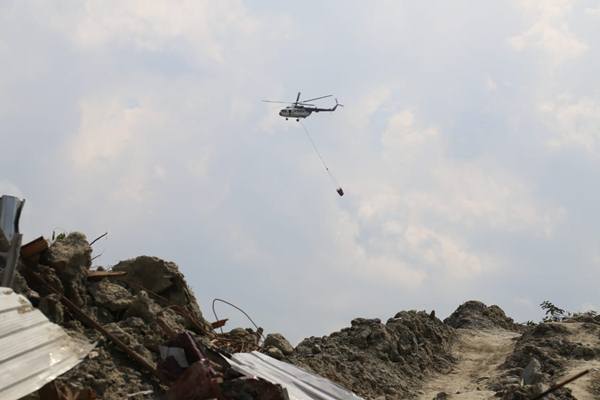 BNPB Terjunkan Helikopter “Water Bombing” ke Kebakaran TPA Jatiwaringin