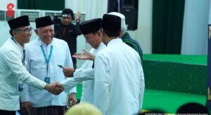 Prabowo Diberikan KTA NU Saat Menutup Muktamar ke-35 di Jombang