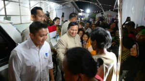 Seskab Teddy Bagikan Momen Presiden Prabowo Sambangi Warga Relokasi Senen di Hunian Baru