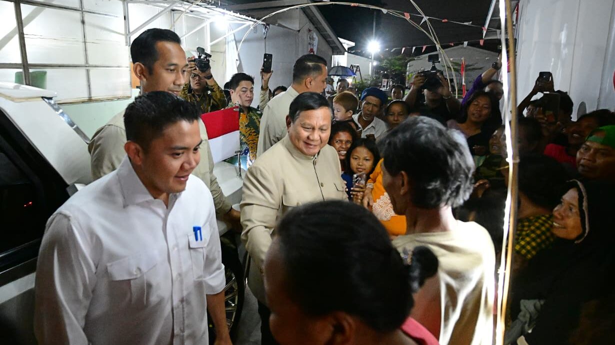 Seskab Teddy Bagikan Momen Presiden Prabowo Sambangi Warga Relokasi Senen di Hunian Baru