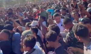 Asyik Melayani Swafoto Warga Nagekeo, Seskab Teddy Hampir Tertinggal Rombongan Prabowo