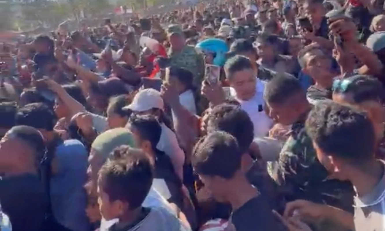 Asyik Melayani Swafoto Warga Nagekeo, Seskab Teddy Hampir Tertinggal Rombongan Prabowo