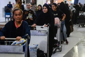 Survei KedaiKOPI: 75,2 Persen Anak Muda Ingin Kerja di Luar Negeri karena Gaji