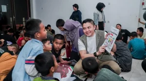 Seskab Teddy Tersentuh Mendengar Cita-cita Al Tariq Saat Kunjungi Sekolah Rakyat